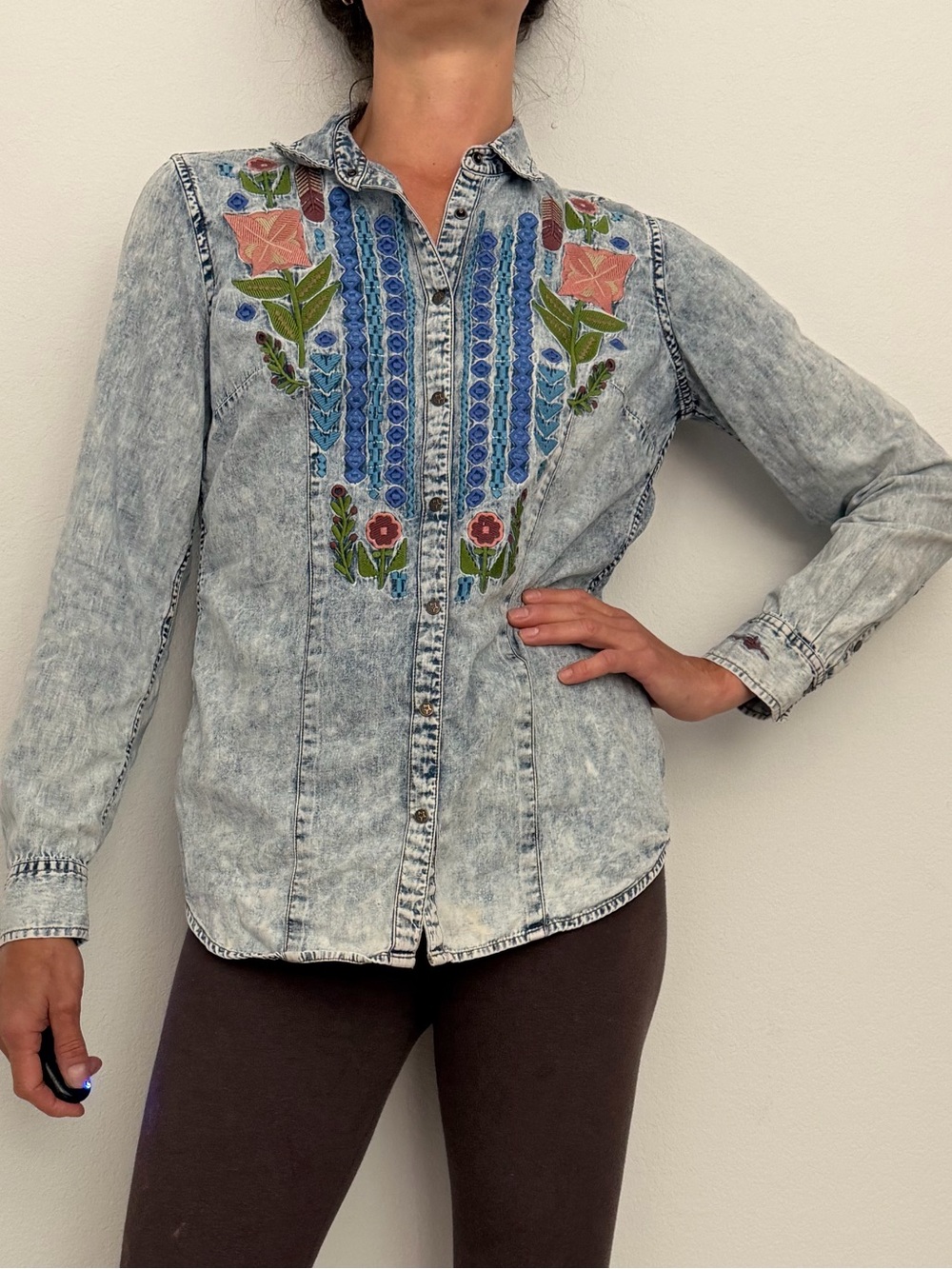 Ryan Michael Indigo Floral Embroidered Acid-Wash Grey Denim Snap Button Shirt - Picture 4 of 16